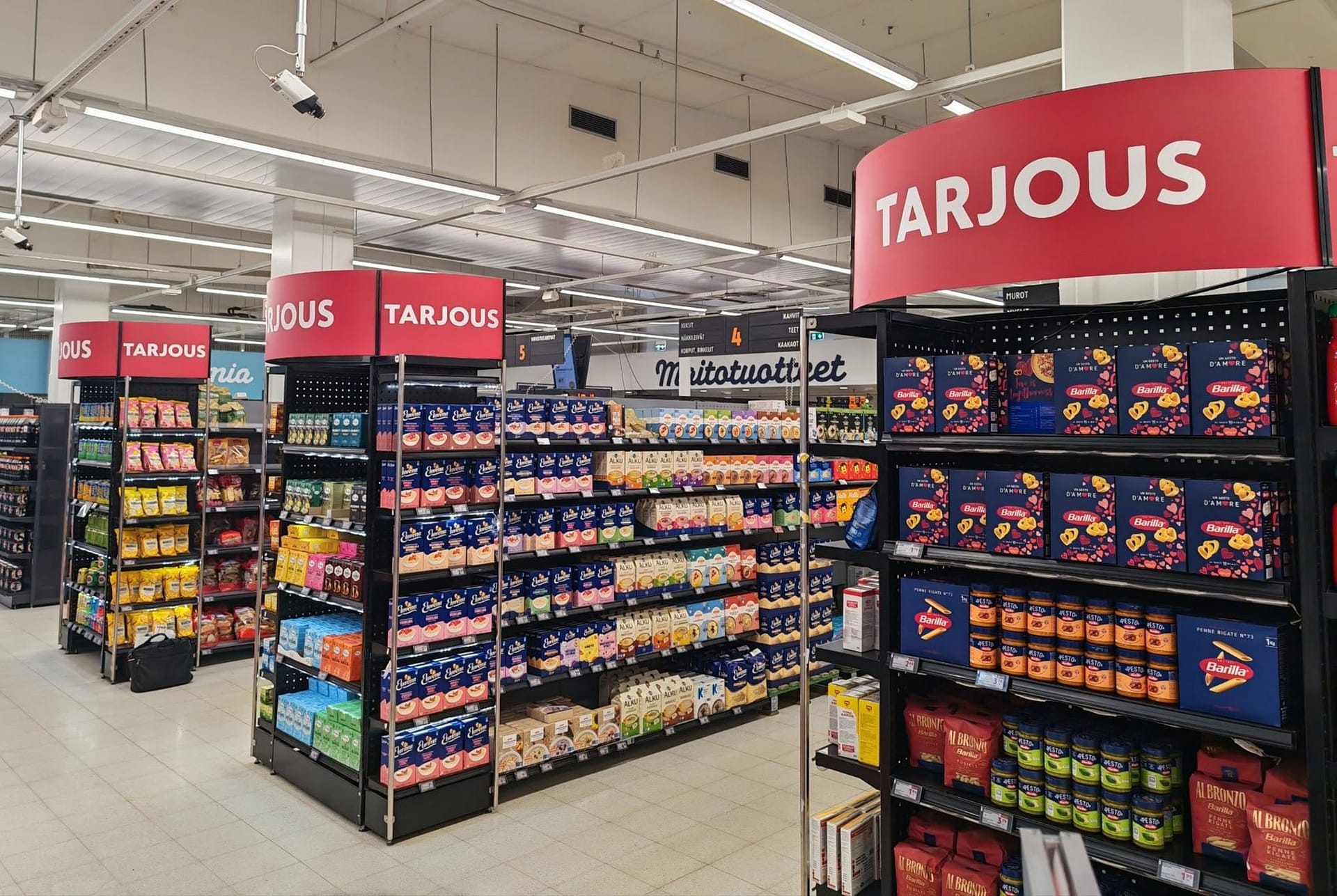 Punaiset kaarevat Tarjous-otsalevyt K-kaupan hyllynpäädyissä
