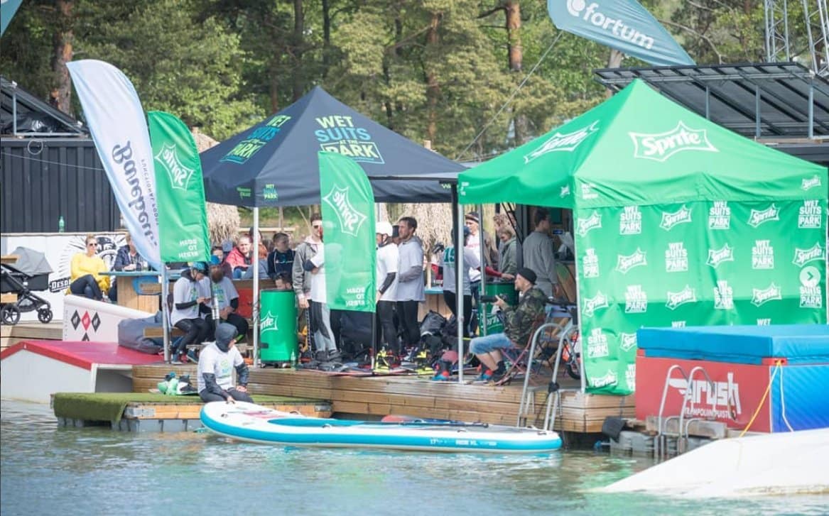 Brändätyt tapahtumateltat ja beachflagit Laguunin rantatapahtumassa